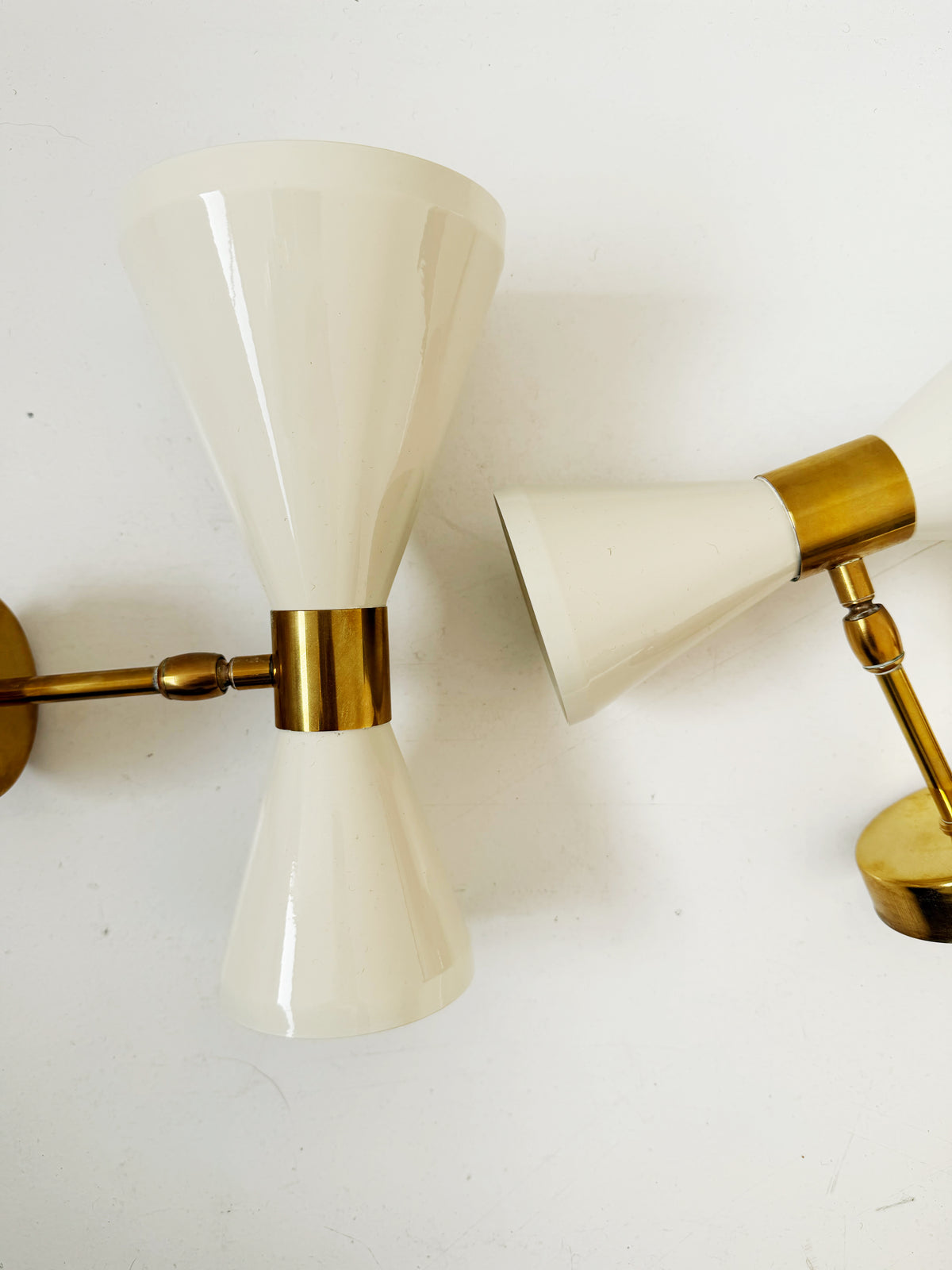 Coppia di applique a doppio cono in alluminio bianco e ottone – Design Mid-Century