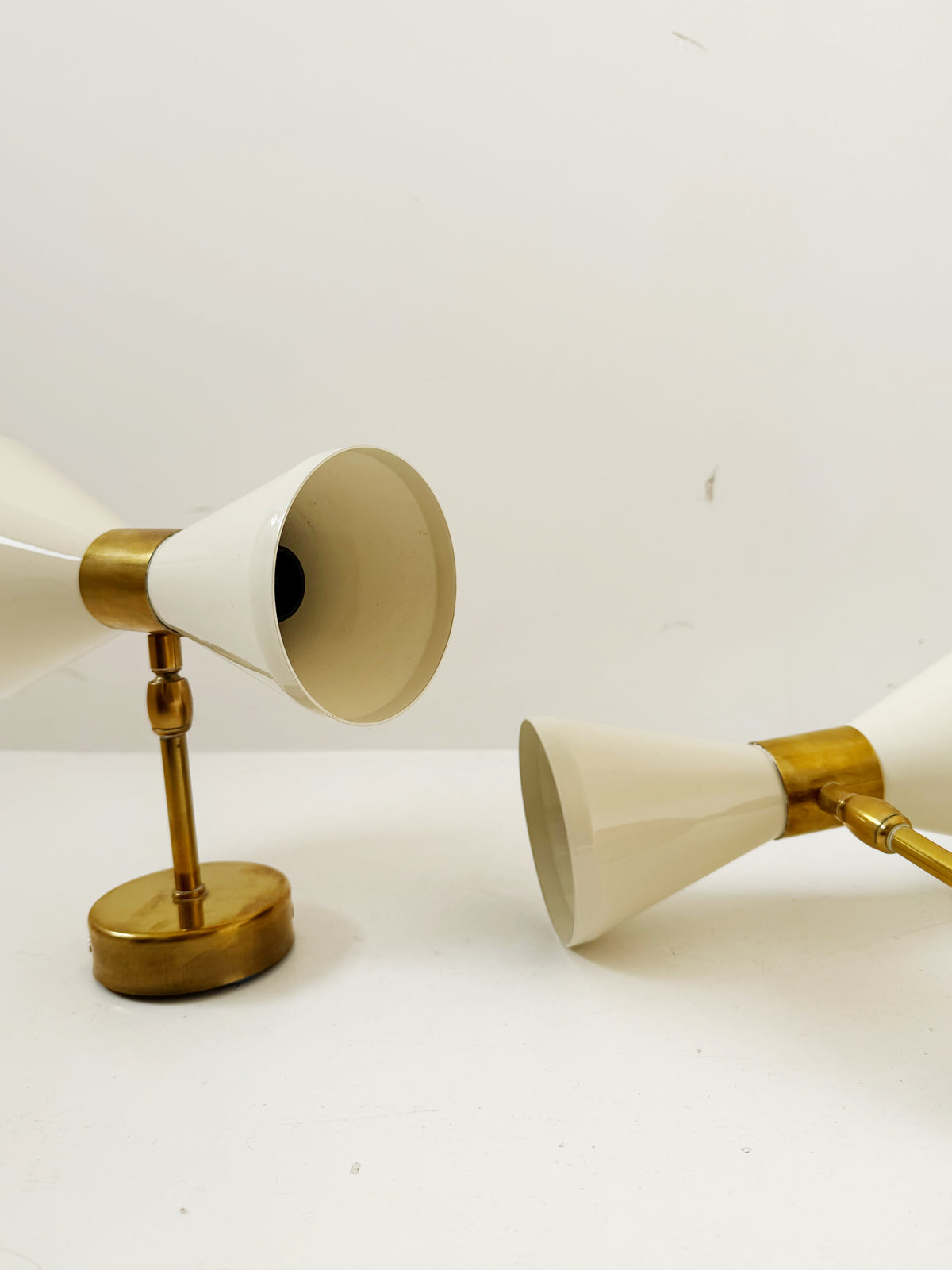 Coppia di applique a doppio cono in alluminio bianco e ottone – Design Mid-Century