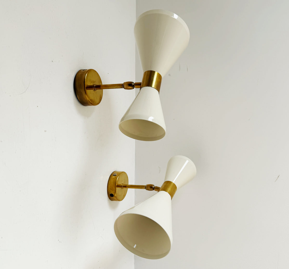 Coppia di applique a doppio cono in alluminio bianco e ottone – Design Mid-Century
