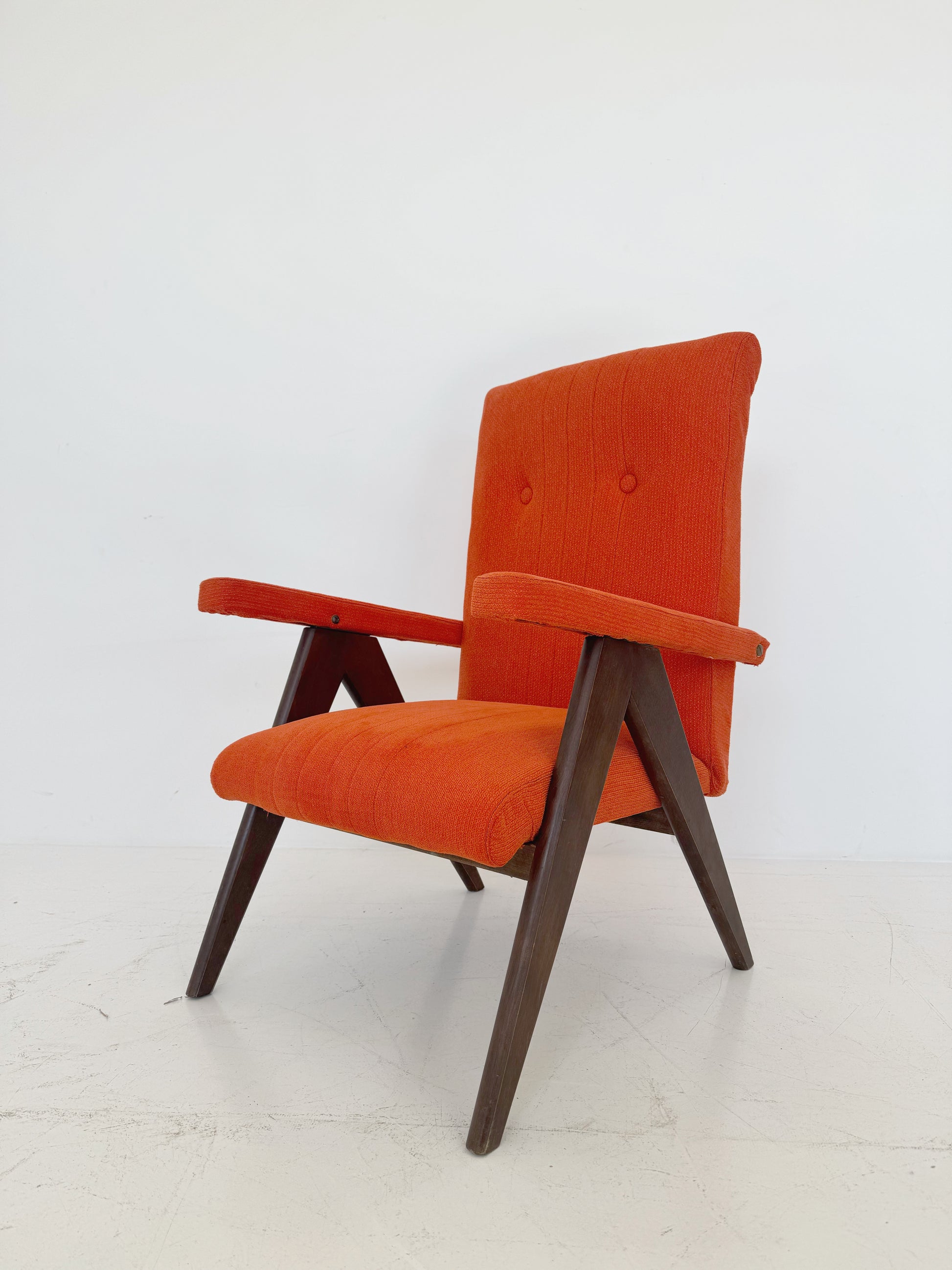 Poltrona reclinabile vintage, risalente alla produzione europea degli anni '50 e '60