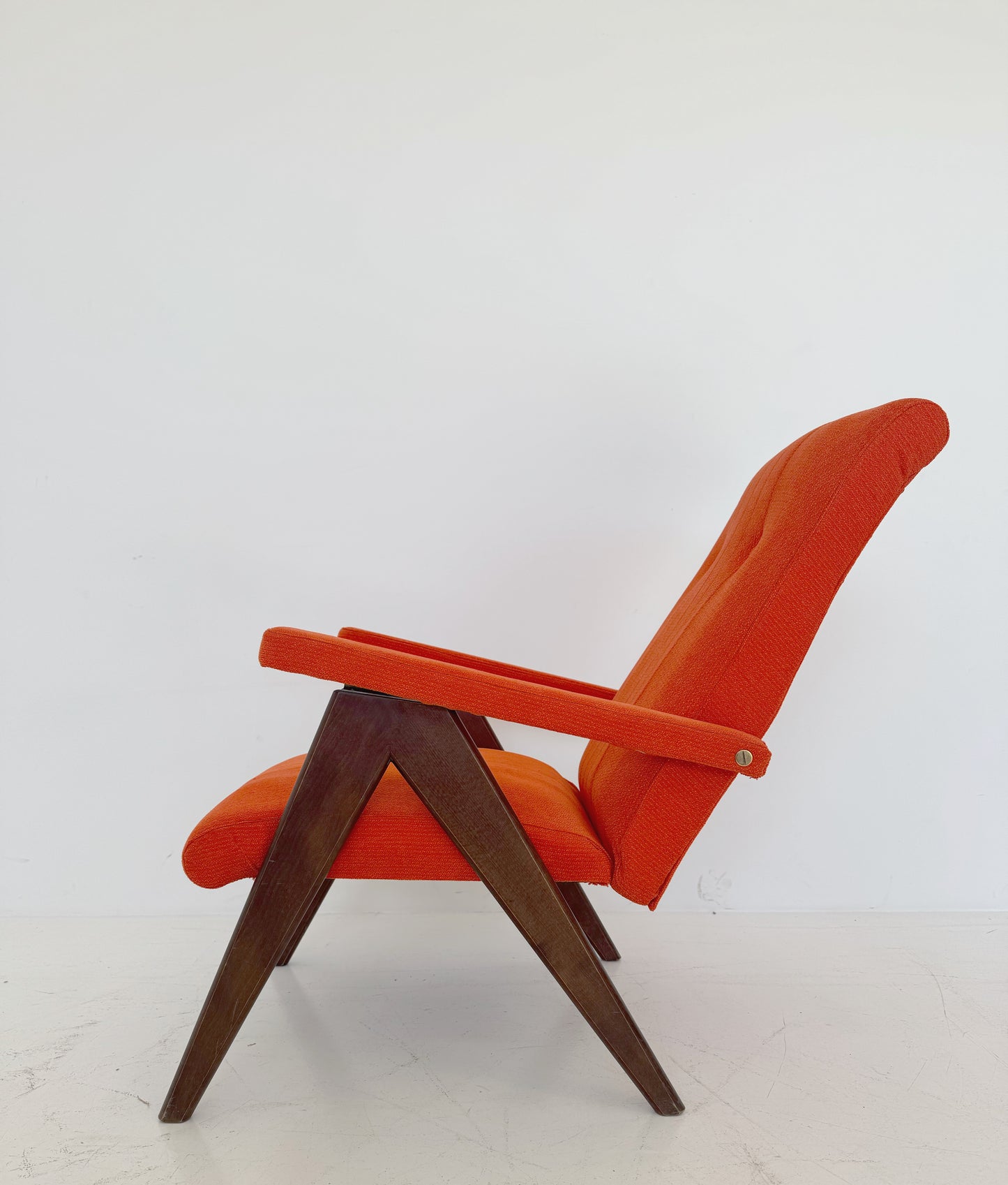 Poltrona reclinabile vintage, risalente alla produzione europea degli anni '50 e '60