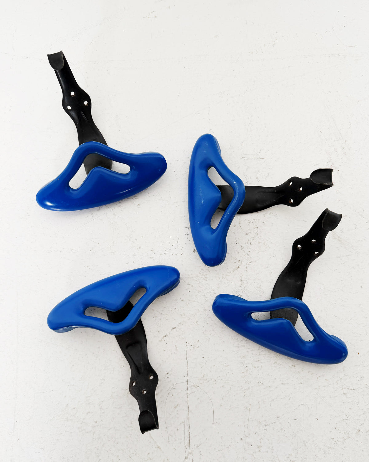 Set of 4 wall-mounted coat hooks from the 1960s, in black metal and blue plastic.