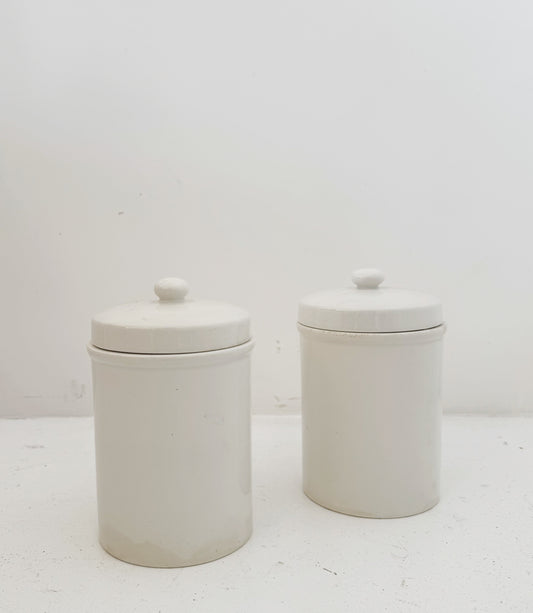 Coppia di barattoli in ceramica bianca con coperchio
