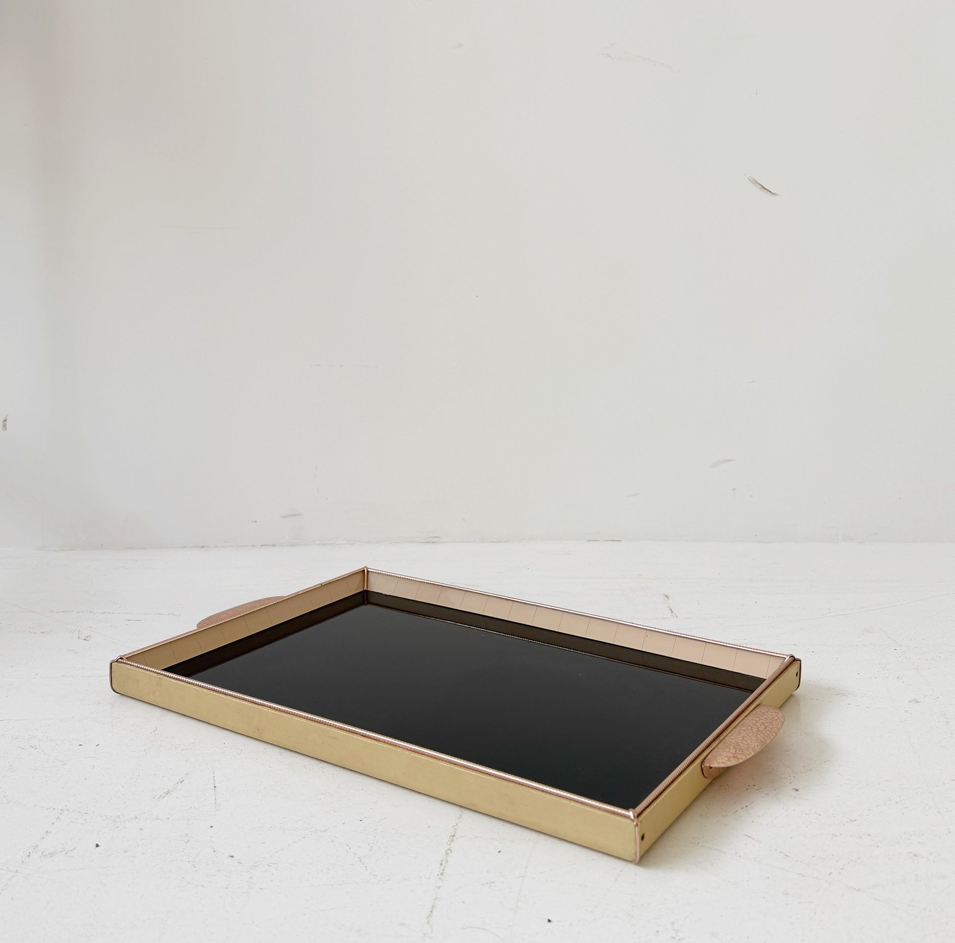 vassoio rettangolare con piano in vetro nero