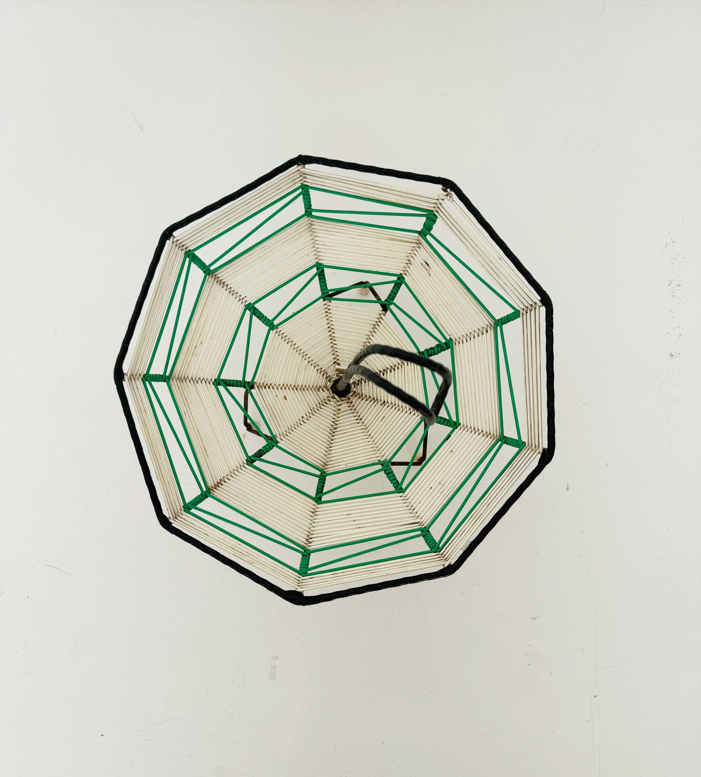 Centrotavola in plastica cordonata e metallo nero