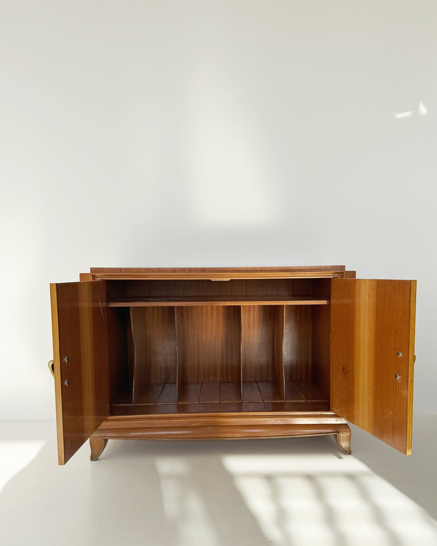 Piccolo sideboard con maniglie in ottone 