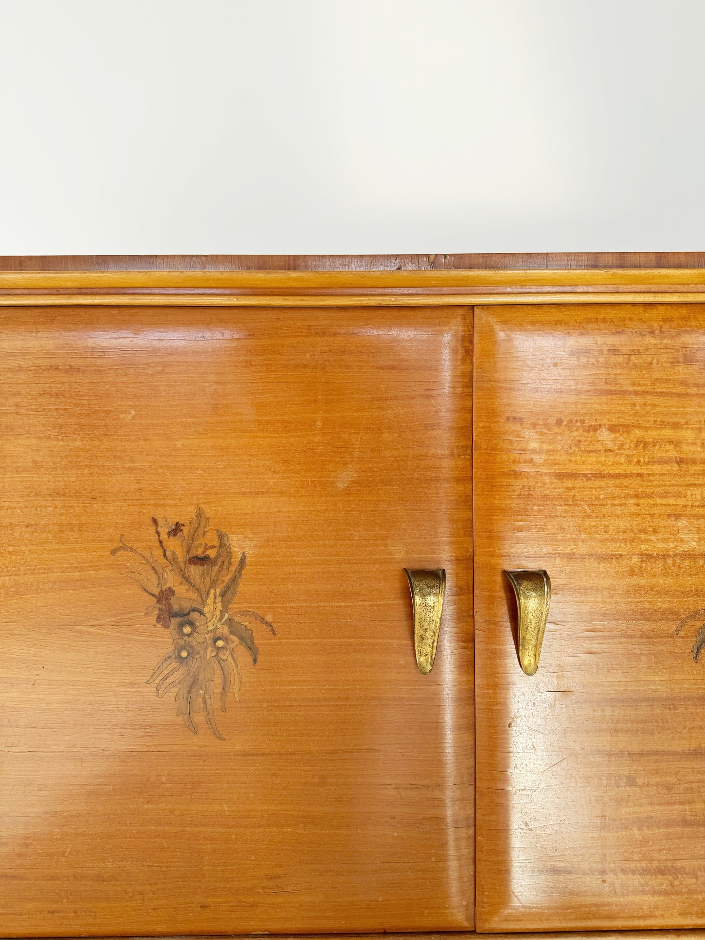 Piccolo sideboard con maniglie in ottone 