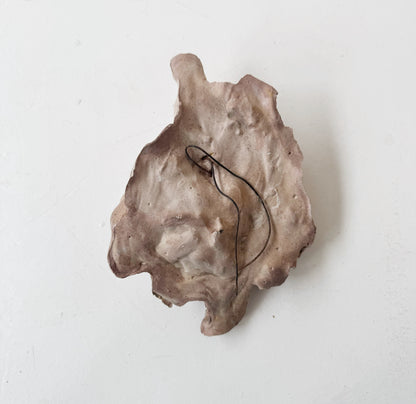 Un frammento di gesso raffigurante un volto maschile