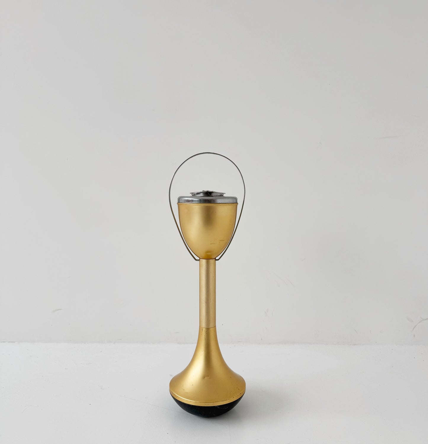 Posacenere Vintage oscillante in Metallo Dorato - Design Anni '60

