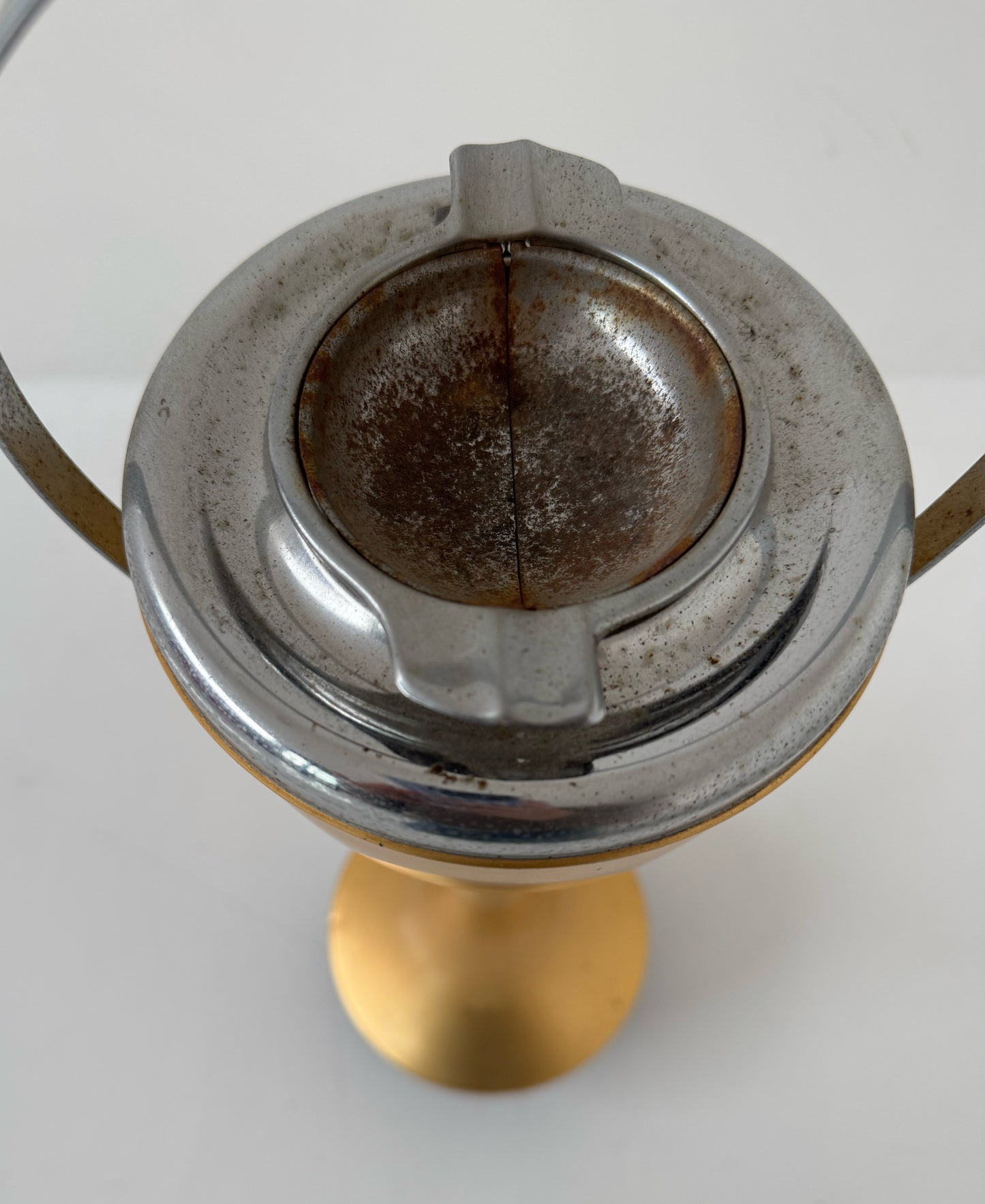 Posacenere Vintage oscillante in Metallo Dorato - Design Anni '60

