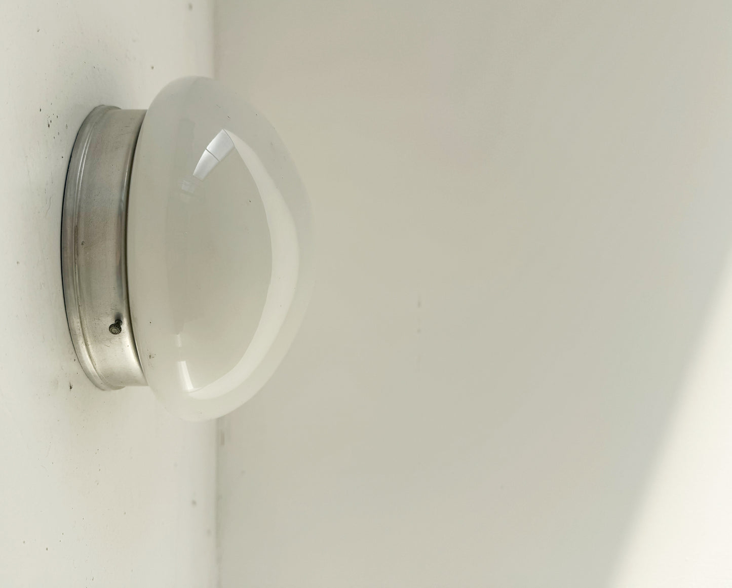 Applique vintage in vetro opalino e metallo satinato – design industriale anni ’70
