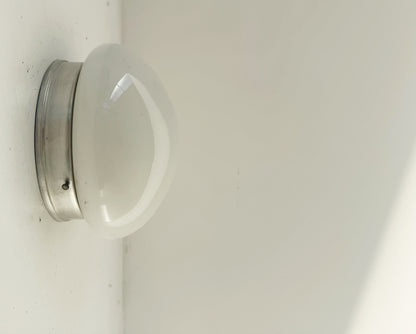 Applique vintage in vetro opalino e metallo satinato – design industriale anni ’70
