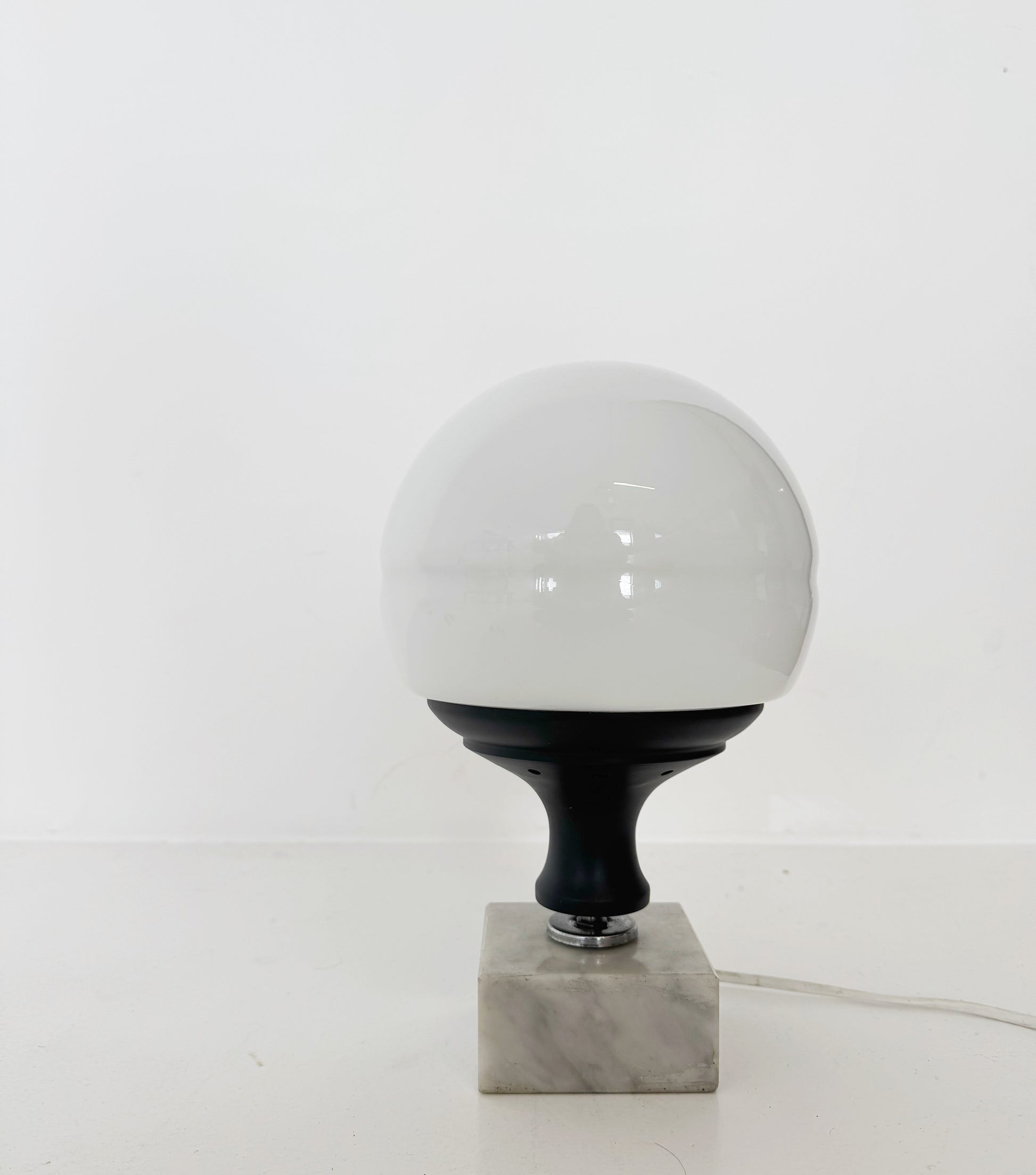Lampada da tavolo con base in marmo e globo in vetro