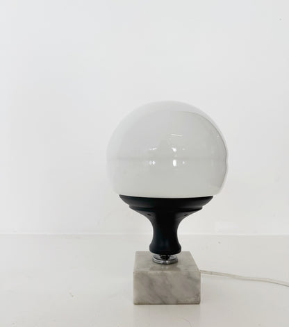 Lampada da tavolo con base in marmo e globo in vetro