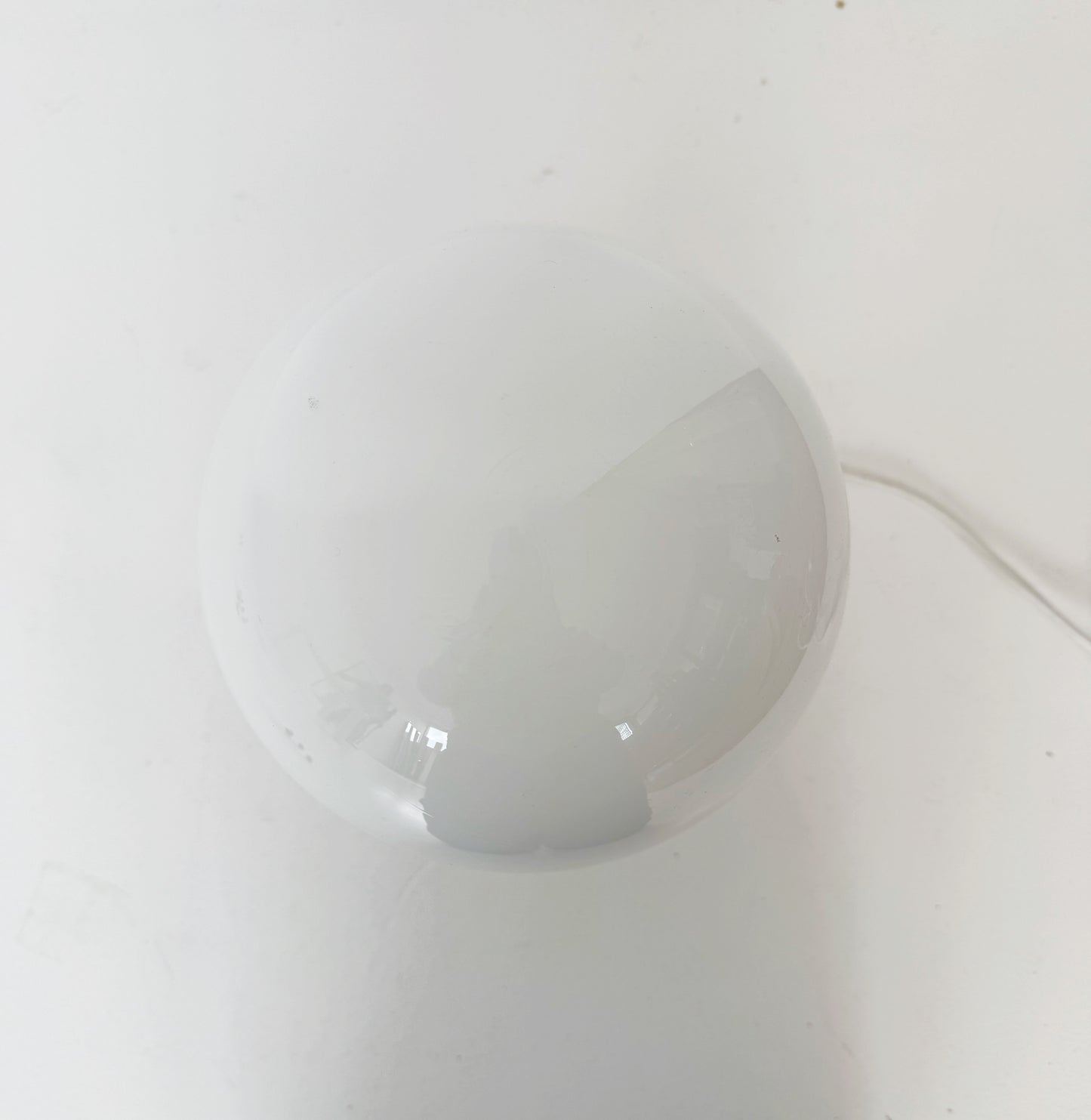 Lampada da tavolo con base in marmo e globo in vetro