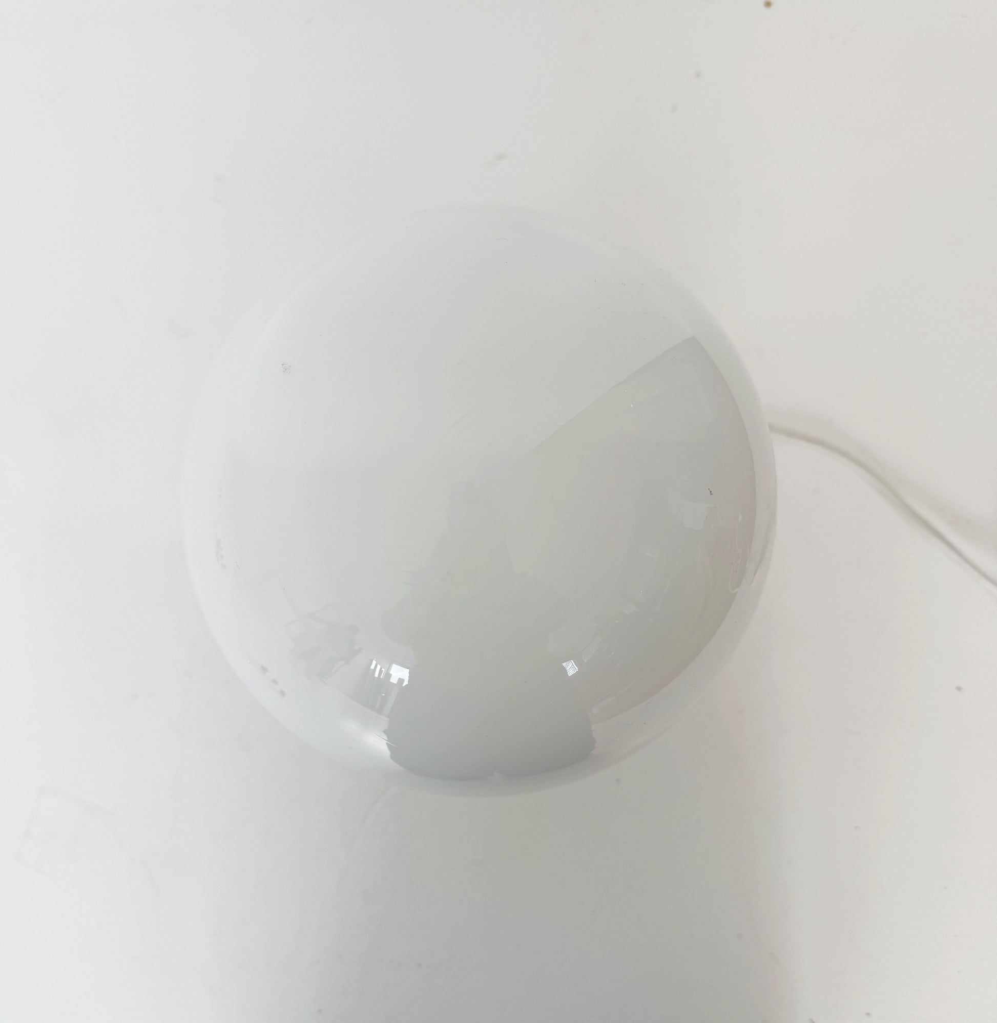 Lampada da tavolo con base in marmo e globo in vetro