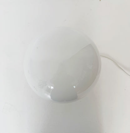 Lampada da tavolo con base in marmo e globo in vetro