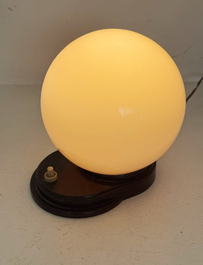 Lampada da tavolo degli anni ’50 con diffusore sferico in vetro opalino rosa cipria