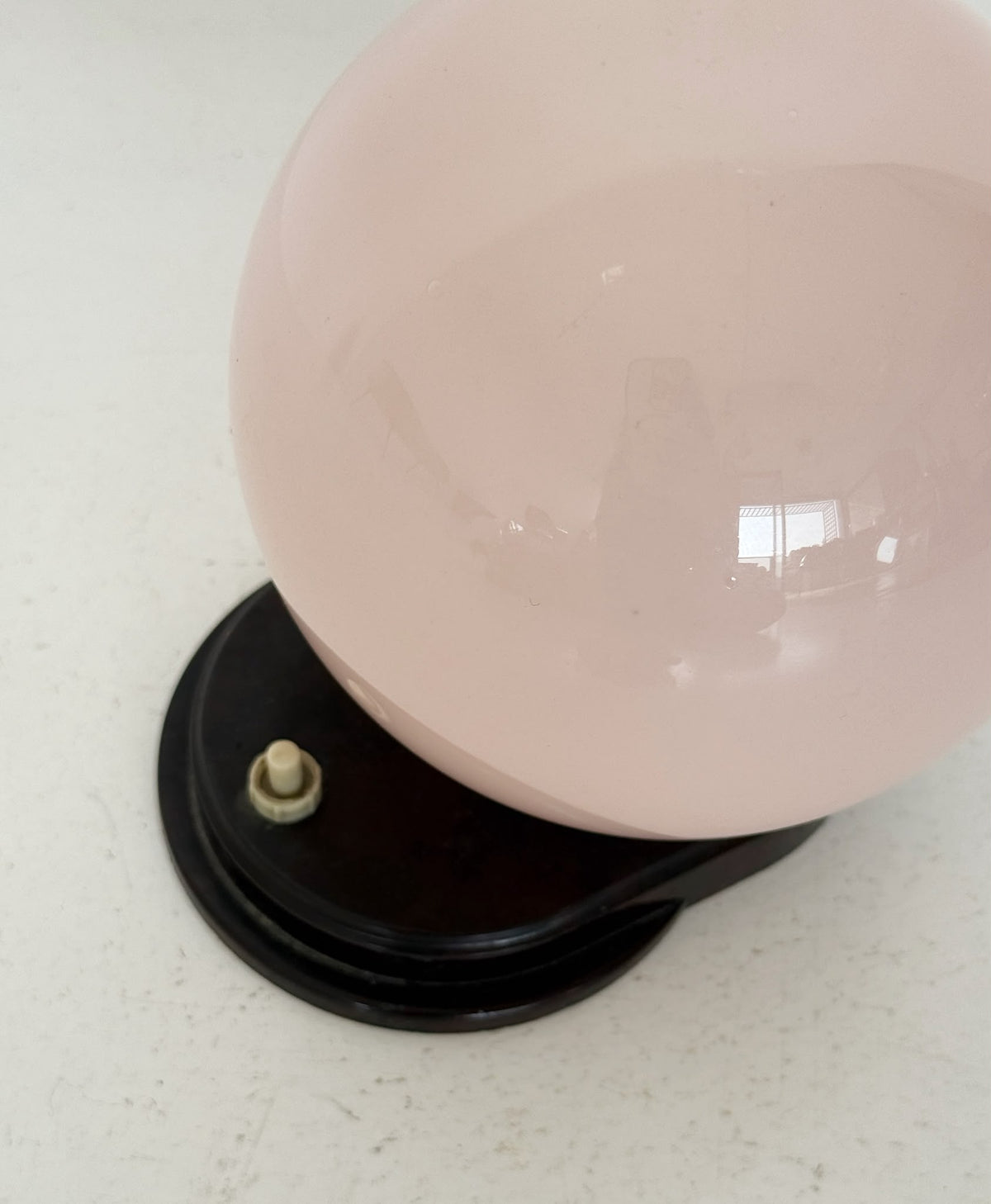 Lampada da tavolo degli anni ’50 con diffusore sferico in vetro opalino rosa cipria