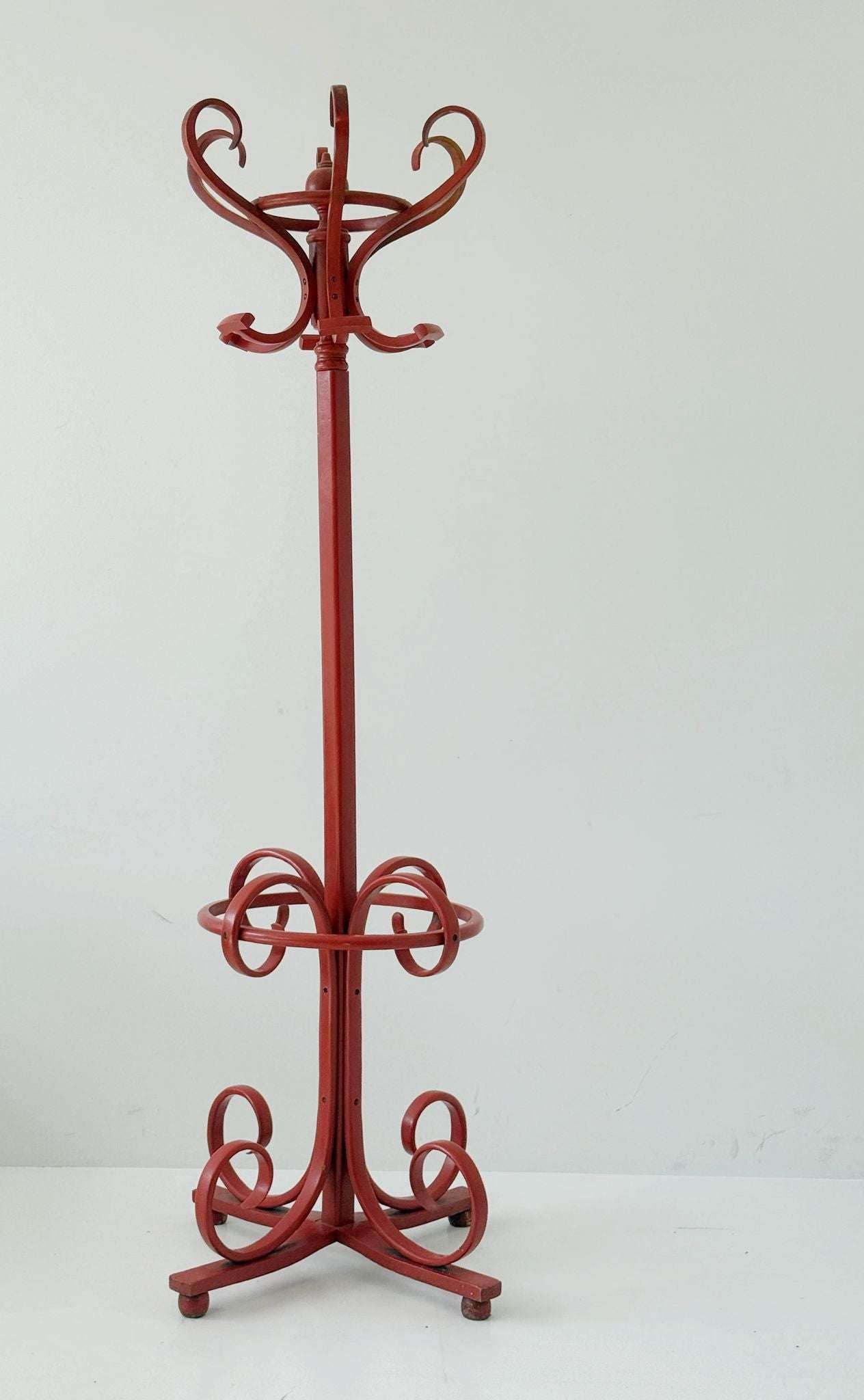 Red coat stand in curved wood – Thonet style