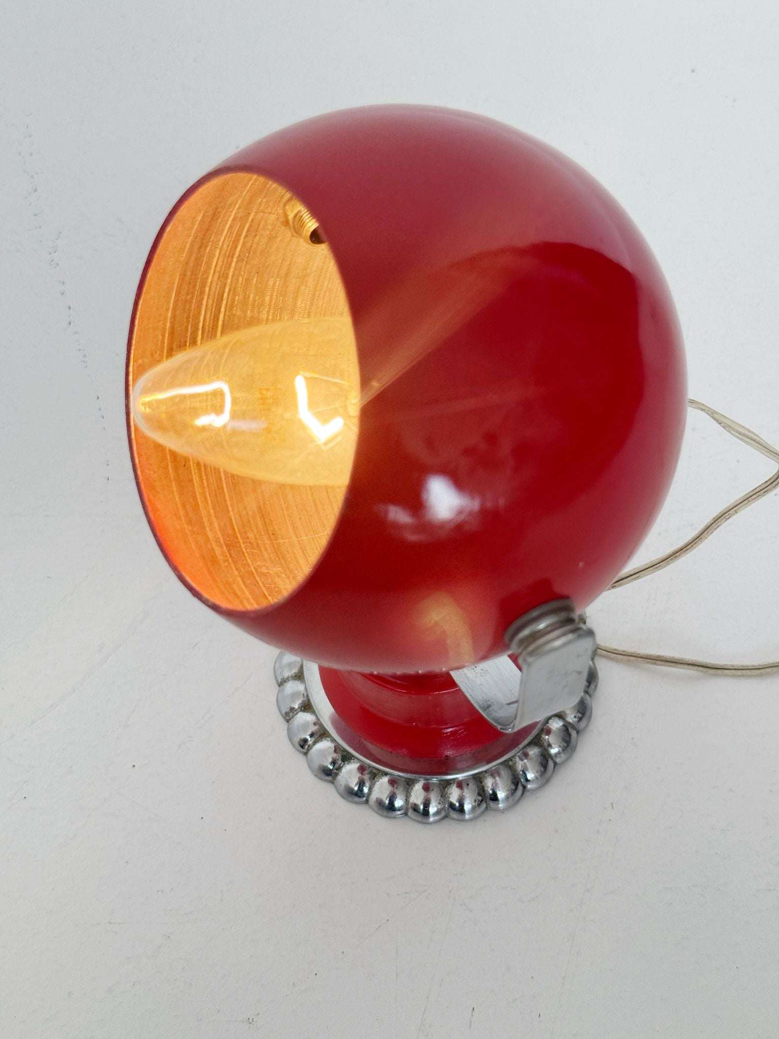 1960s "Occhio" table lamp in adjustable red metal