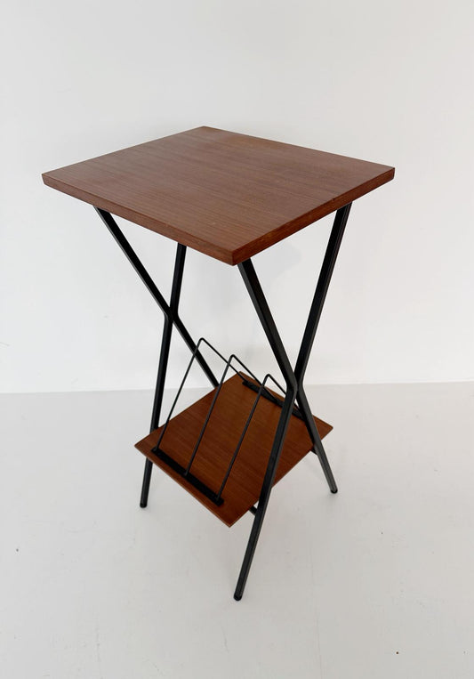 Tavolino portariviste vintage in legno e metallo nero