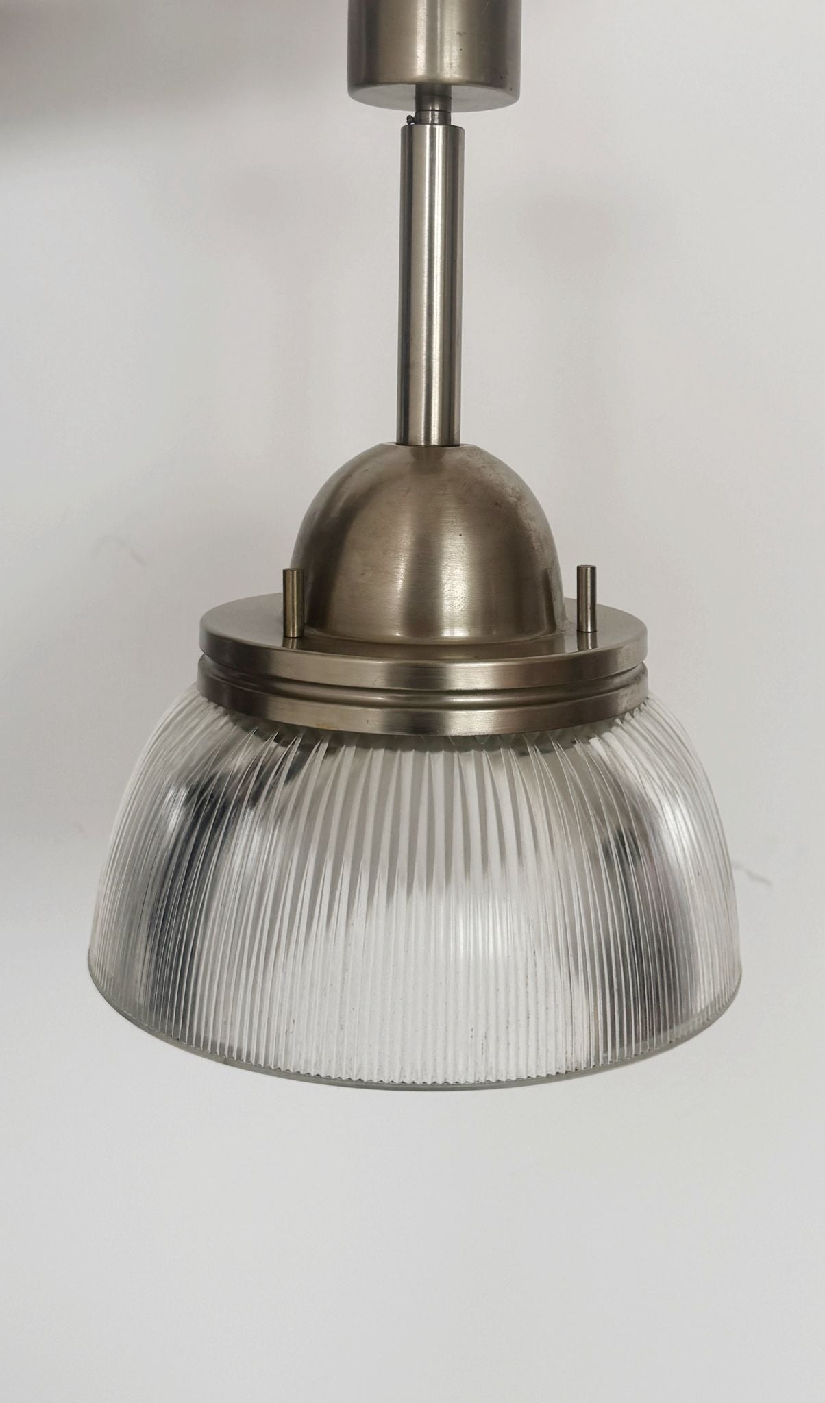 Lampada a sospensione in vetro a coste e metallo satinato, anni '60