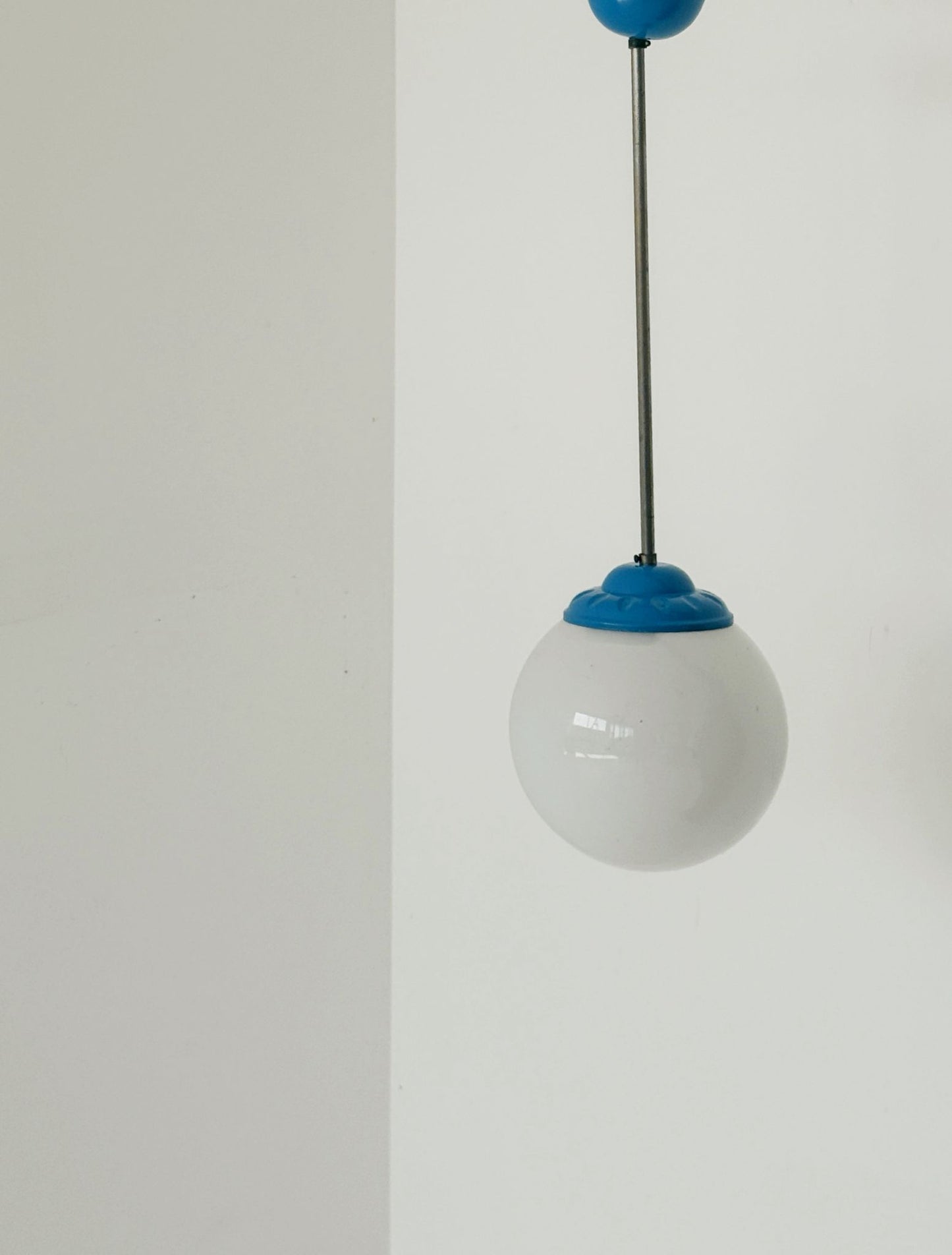Lampada a sospensione con globo in vetro opale