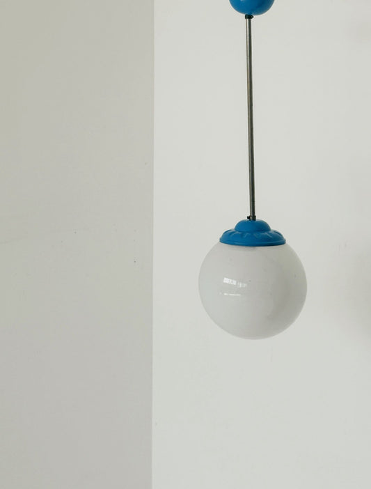 Lampada a sospensione con globo in vetro opale