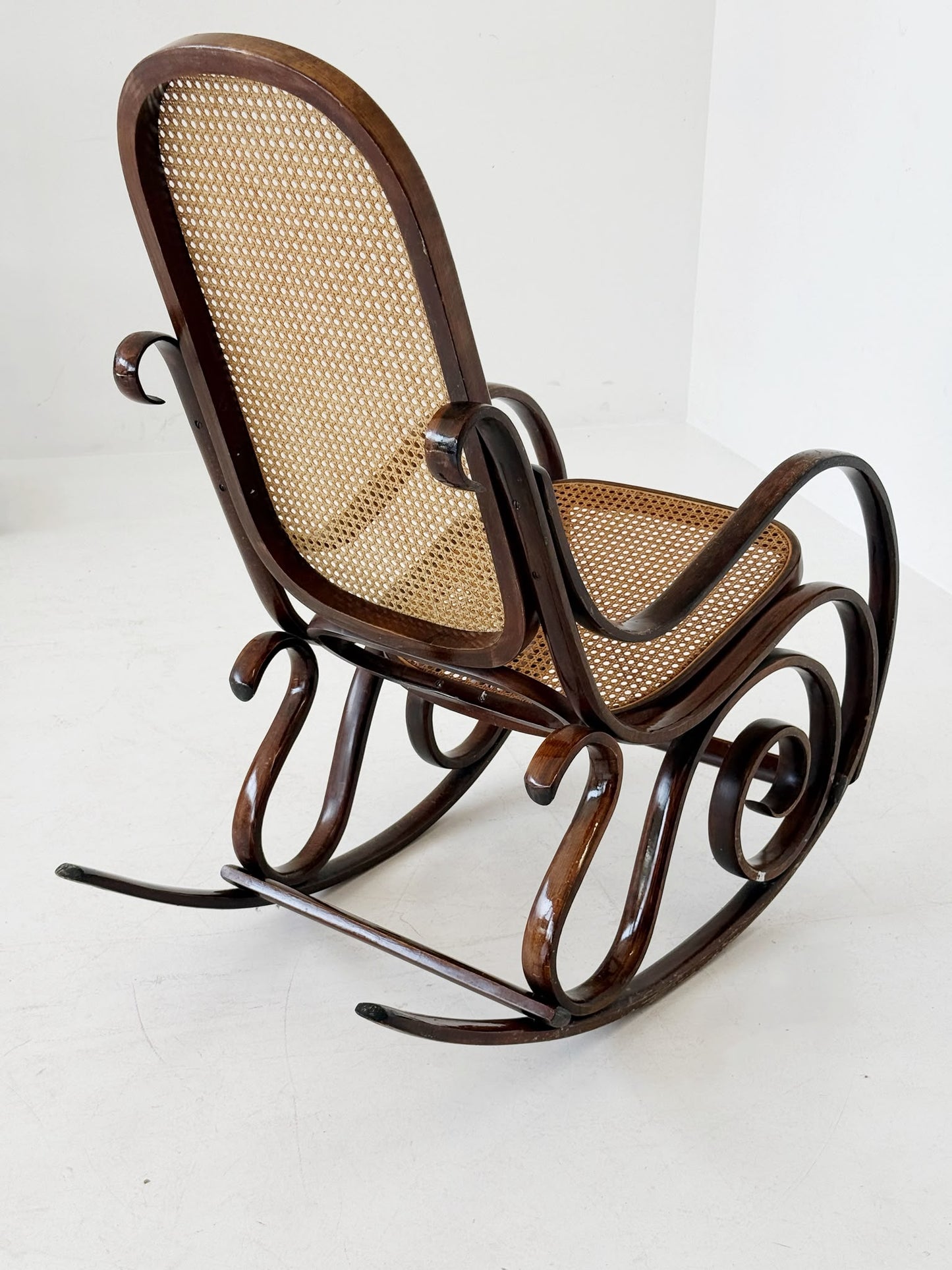 Sedia a dondolo Thonet in faggio curvato e paglia di Vienna, Austria, primi del XX secolo.
