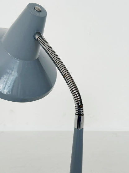  lampada da tavolo anni '60 dal design semplice e funzionale