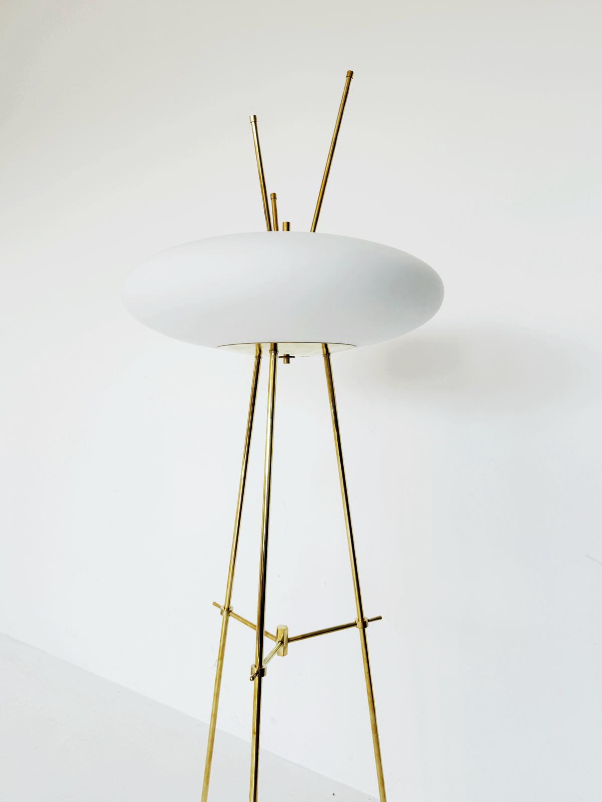 Lampada da terra contemporanea in ottone e vetro opalino