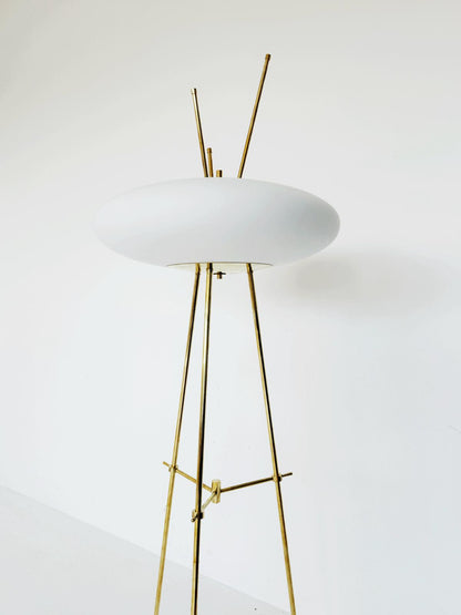 Lampada da terra contemporanea in ottone e vetro opalino