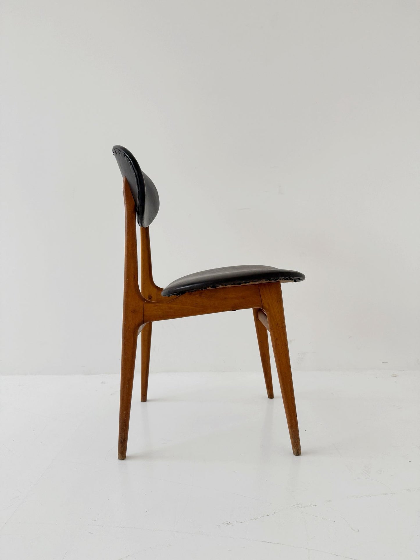 Sedia in legno e skai nero, Italia, anni ’50