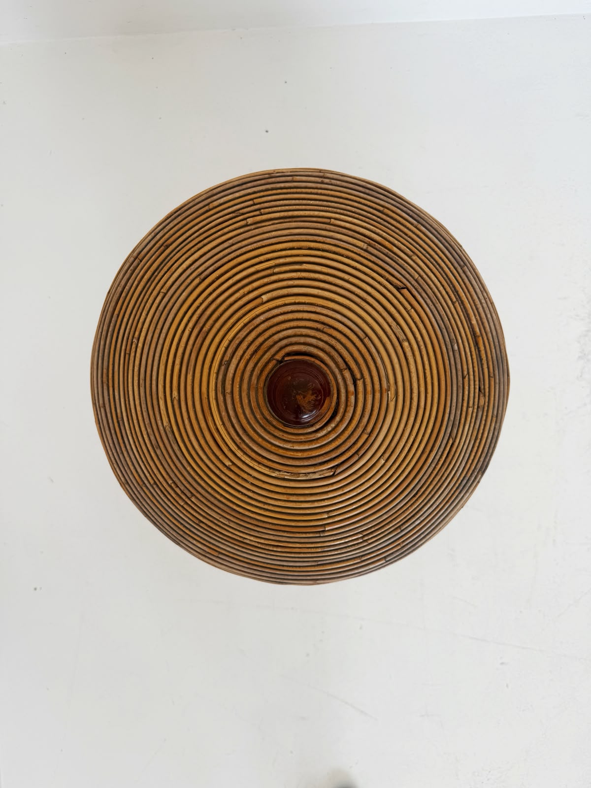 Contenitore con coperchio in rattan, seconda metà del XX secolo.