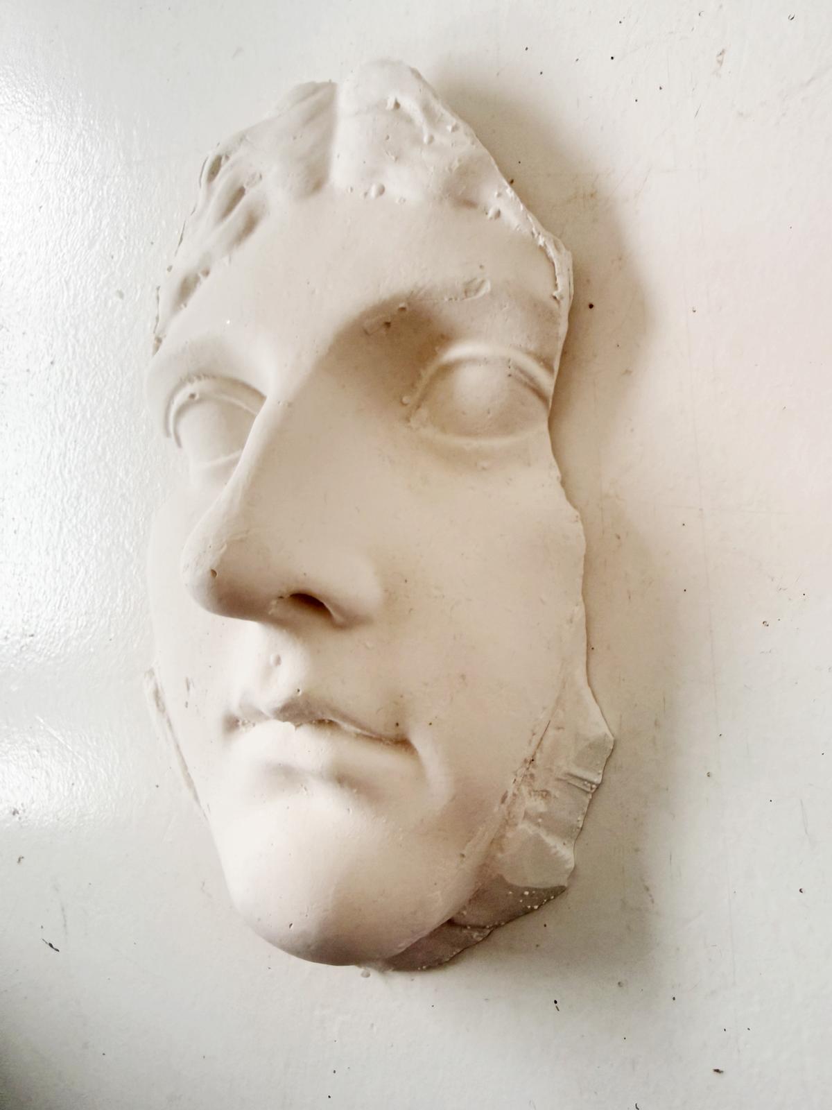 Frammento di gesso raffigurante un volto femminile