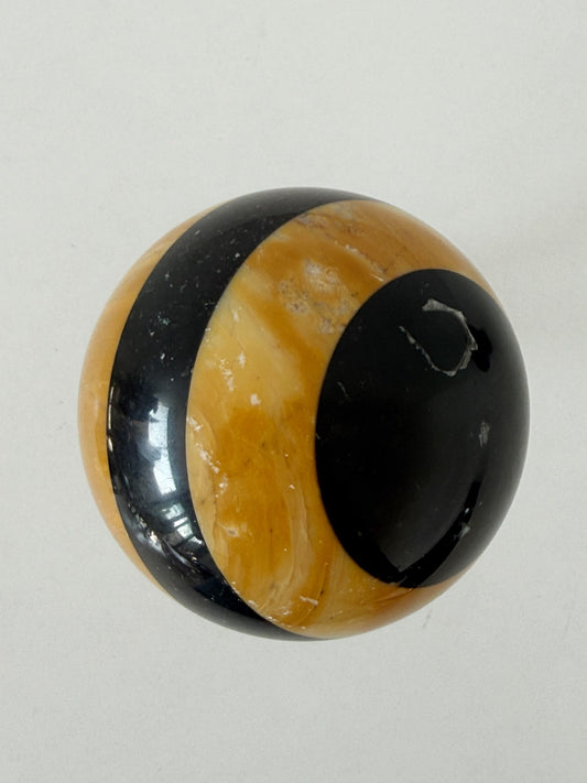 Sfera decorativa in onice policromo su base tornita in legno ebanizzato

