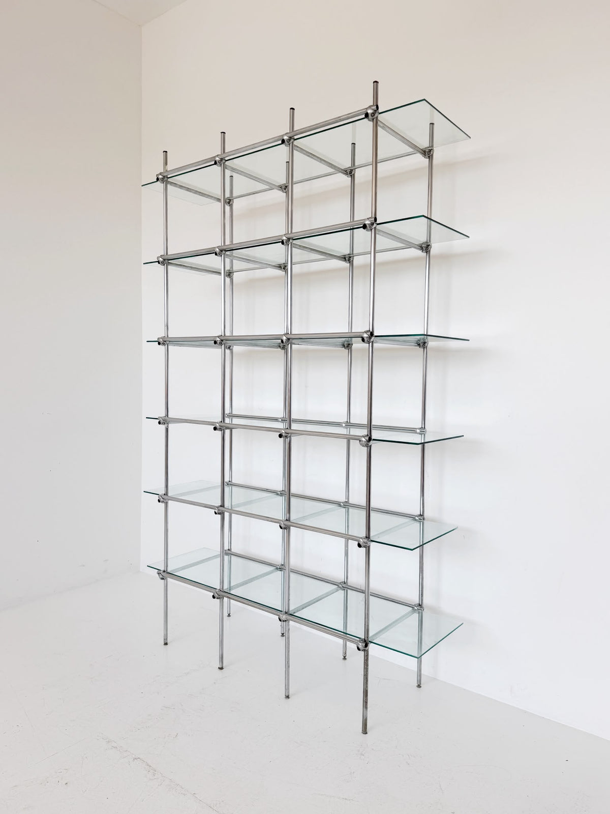 Modular steel and glass display unit