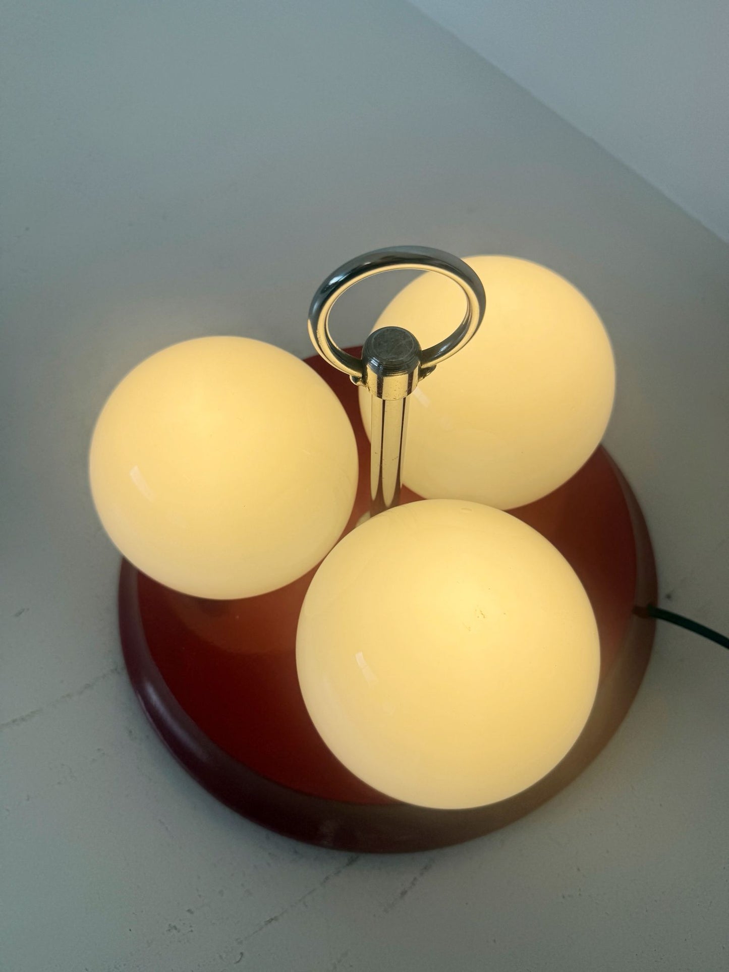Lampada da tavolo vintage a tre sfere in vetro opalino