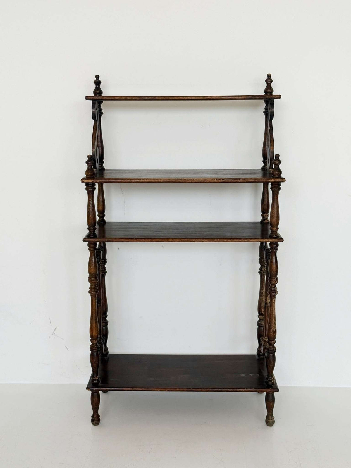 Solid wood English Victorian étagère, late 19th century