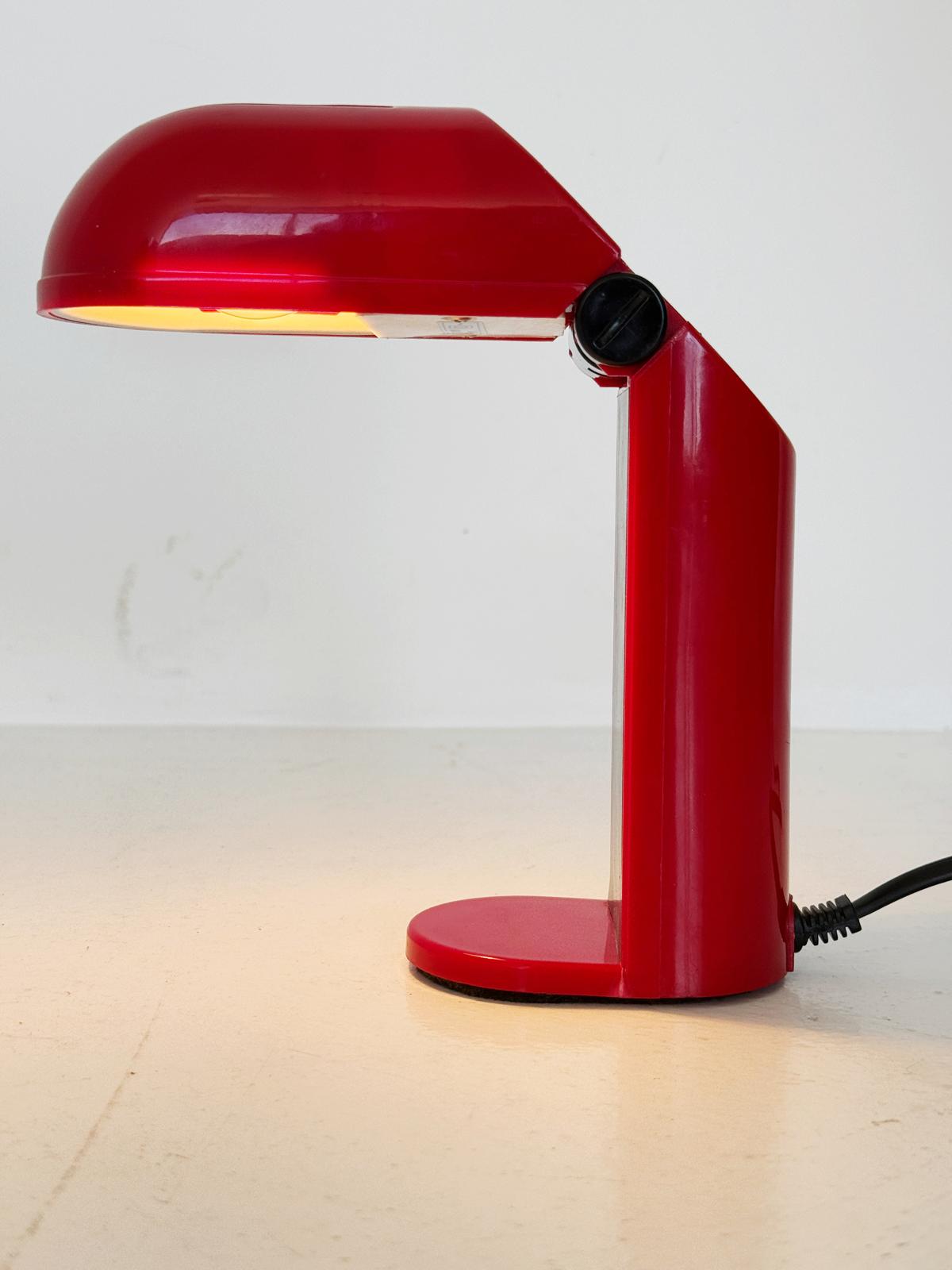Lampada da tavolo pieghevole rossa in ABS, produzione italiana, anni '80, attribuita a Stilplast
