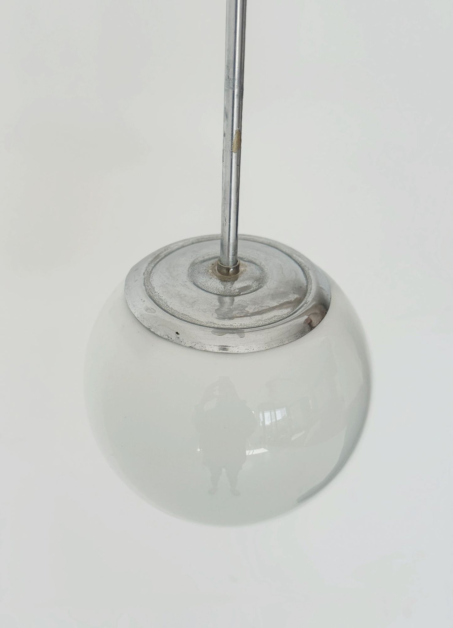 Lampada a sospensione con globo in vetro opale