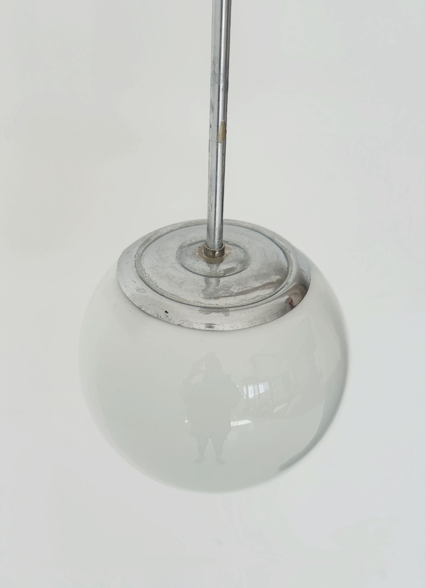 Lampada a sospensione con globo in vetro opale
