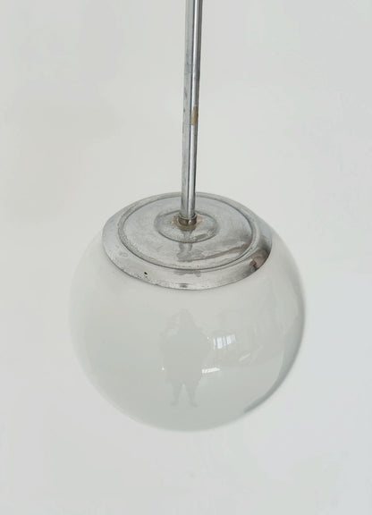 Lampada a sospensione con globo in vetro opale