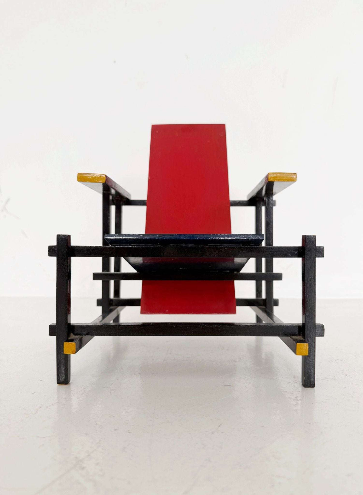 Red and Blue Chair Miniature – Gerrit Thomas Rietveld