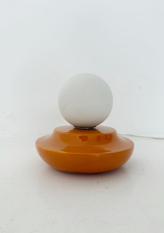 Lampada da tavolo in ceramica smaltata arancione e vetro opalino