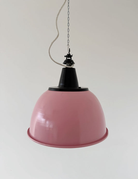 Lampadario industriale rosa