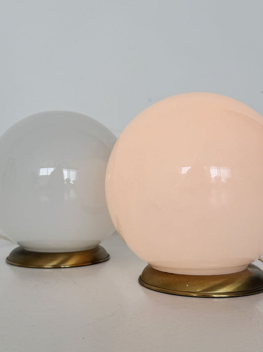 Coppia di lampade da tavolo con sfere in vetro opalino