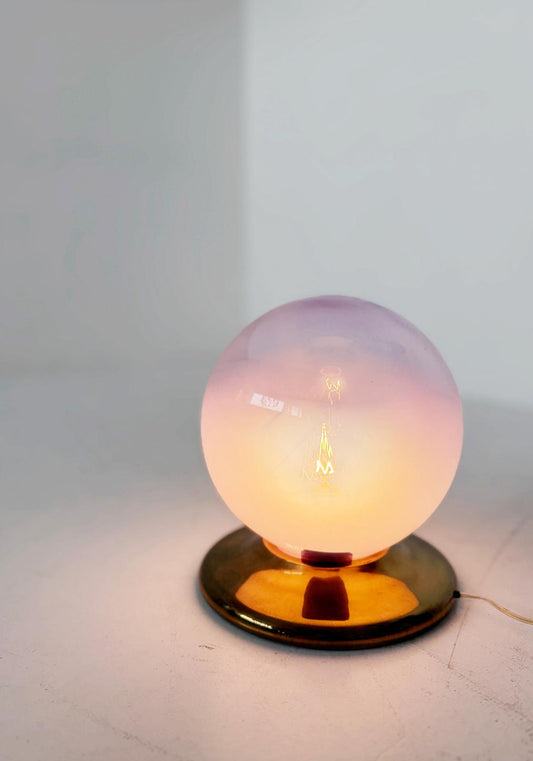 Lampada da tavolo vintage con diffusore sferico in vetro