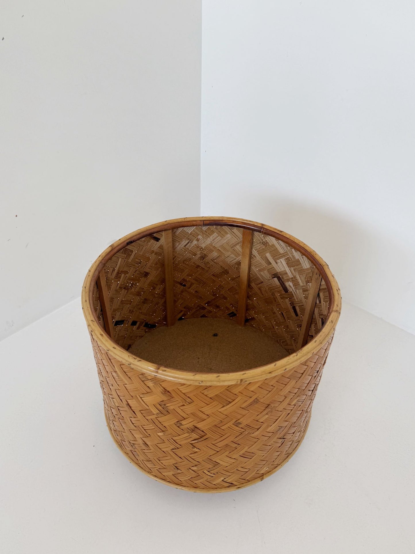 Portafiori in vimini intrecciato con ruote